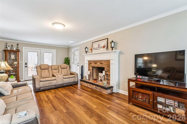 5220 Bridge Pointe Drive, Clemmons, NC 27012