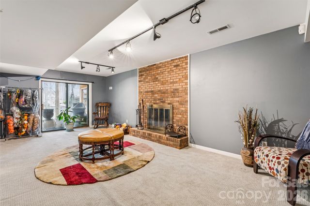 5220 Bridge Pointe Drive, Clemmons, NC 27012