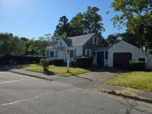 54 Oxford St, Fairhaven, MA 02719