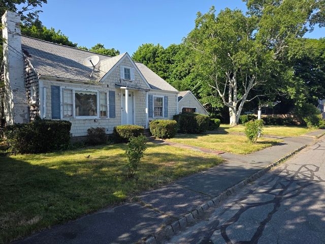 54 Oxford St, Fairhaven, MA 02719