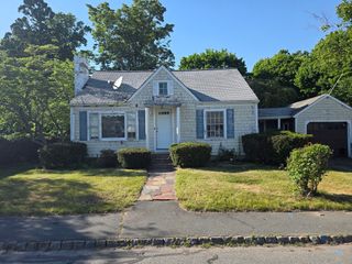 54 Oxford St, Fairhaven, MA 02719