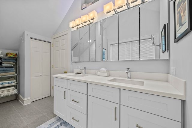 1190 W Old Mill Road, Lake Forest, IL 60045