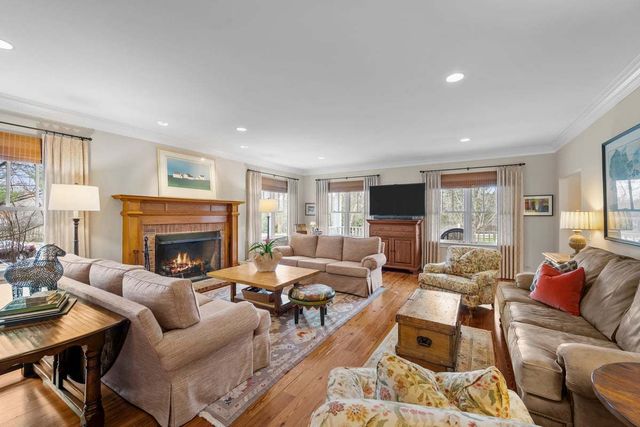 1190 W Old Mill Road, Lake Forest, IL 60045