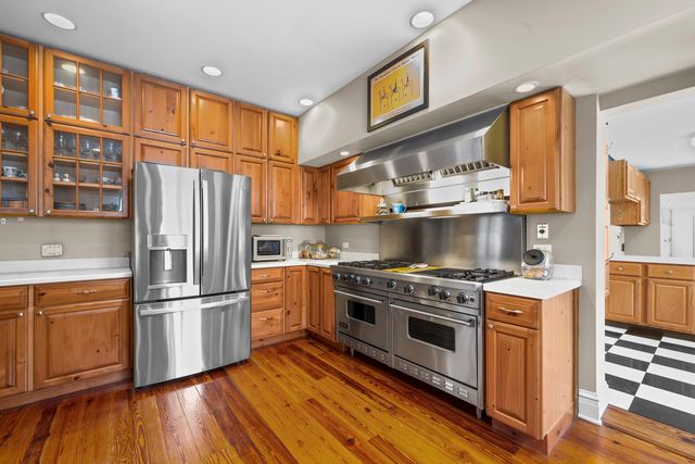 1190 W Old Mill Road, Lake Forest, IL 60045