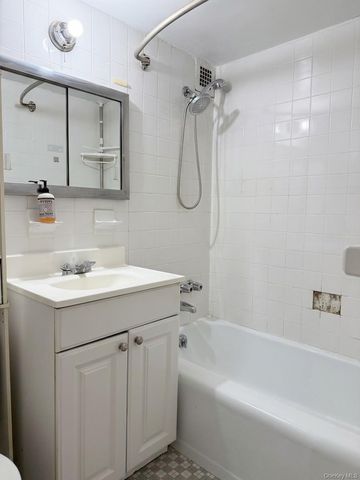89-15 Parsons Blvd 4G, Jamaica, NY 11432