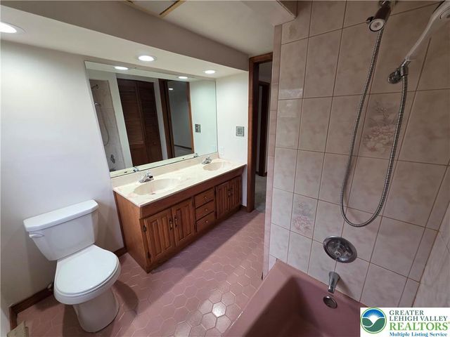 1645 Mark Twain Circle, Hanover Twp, PA 18017