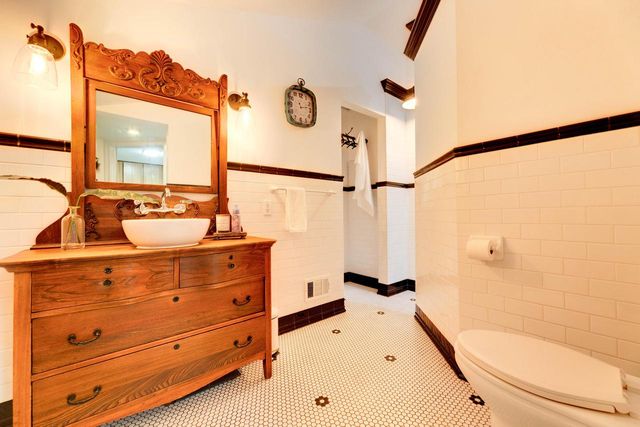 238 W Main STREET, Delafield, WI 53018