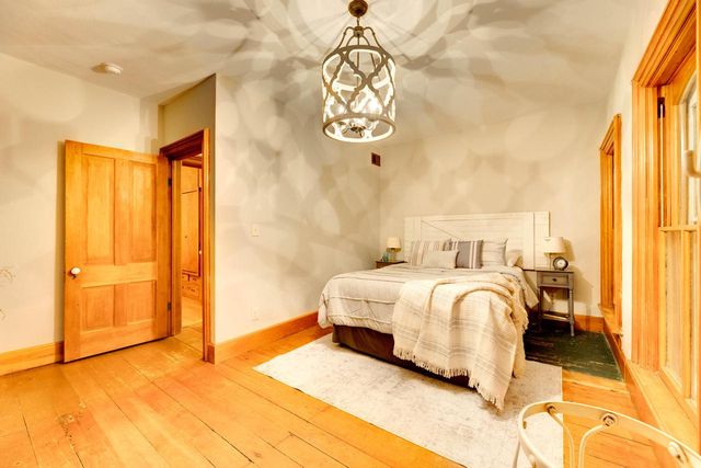 238 W Main STREET, Delafield, WI 53018