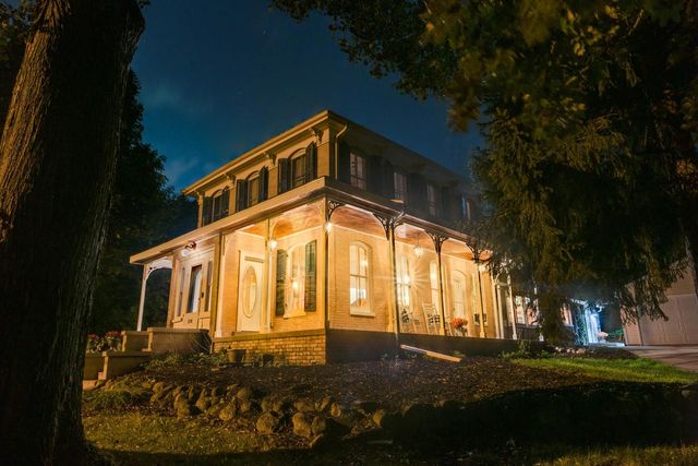 238 W Main STREET, Delafield, WI 53018