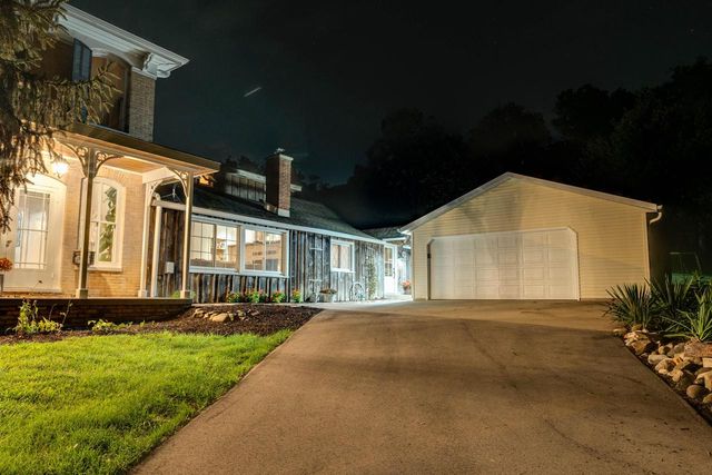 238 W Main STREET, Delafield, WI 53018