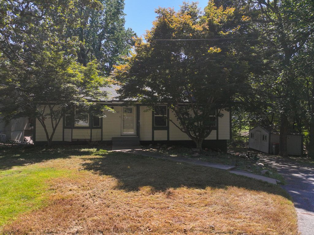 1307 W 16th Street, Grove, OK 74344