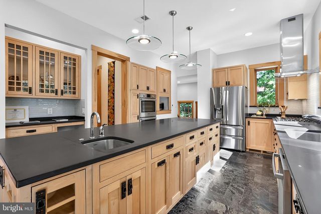2136 POWHATAN ST, Falls Church, VA 22043