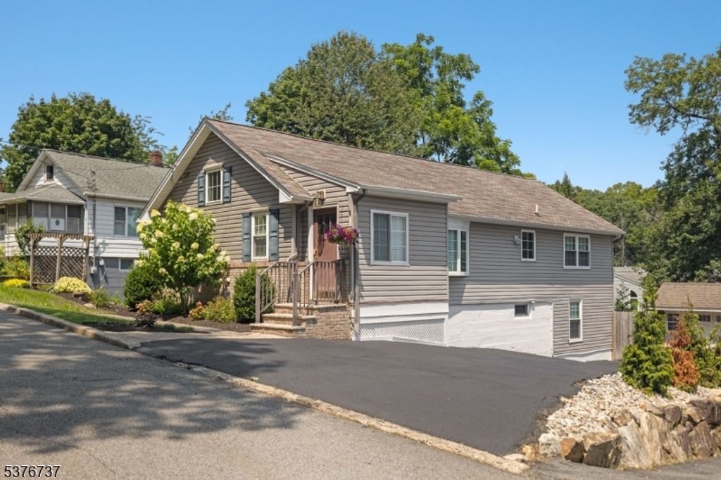 15 Hill Rd, Stanhope Boro, NJ 07874