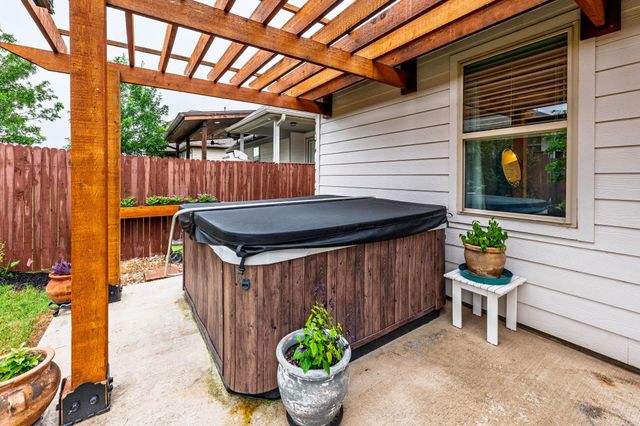 1009 Goldilocks LN, Manchaca, TX 78652