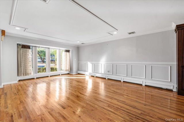 10 Faulkner Lane, Dix Hills, NY 11746