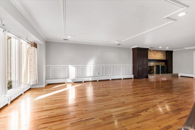 10 Faulkner Lane, Dix Hills, NY 11746