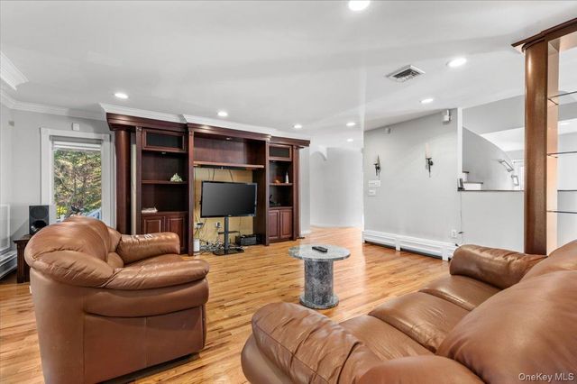 10 Faulkner Lane, Dix Hills, NY 11746