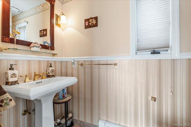 10 Faulkner Lane, Dix Hills, NY 11746