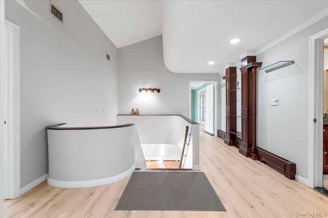 10 Faulkner Lane, Dix Hills, NY 11746