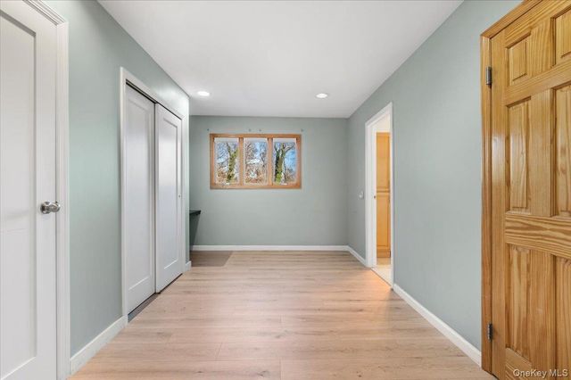 10 Faulkner Lane, Dix Hills, NY 11746