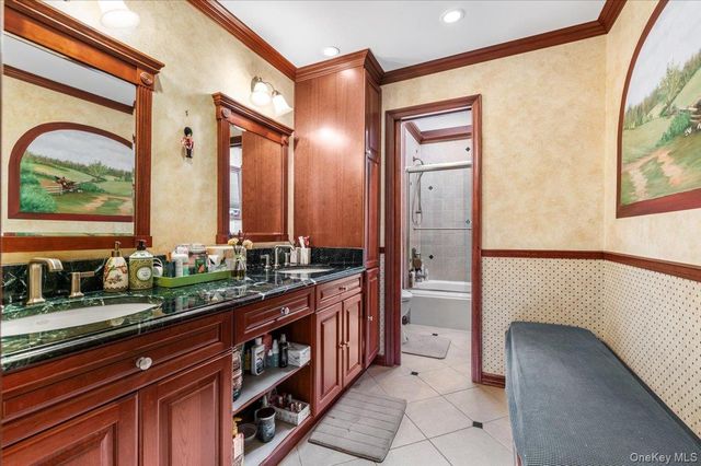 10 Faulkner Lane, Dix Hills, NY 11746