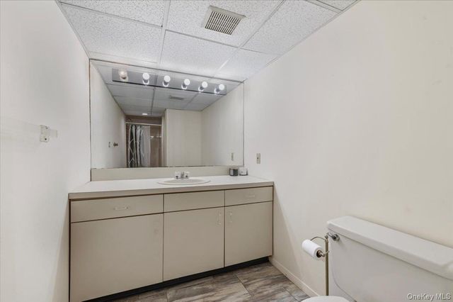 10 Faulkner Lane, Dix Hills, NY 11746