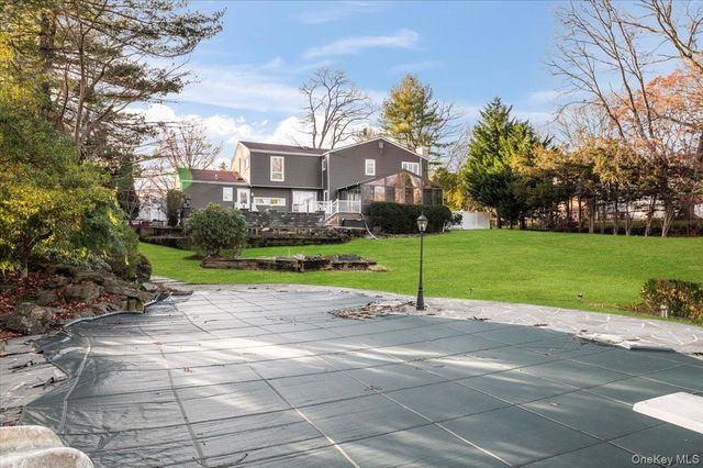 10 Faulkner Lane, Dix Hills, NY 11746