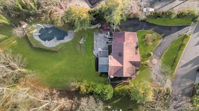 10 Faulkner Lane, Dix Hills, NY 11746