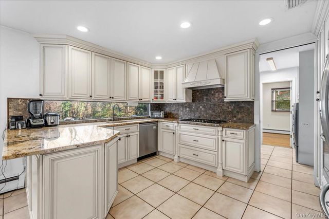 10 Faulkner Lane, Dix Hills, NY 11746