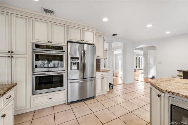 10 Faulkner Lane, Dix Hills, NY 11746