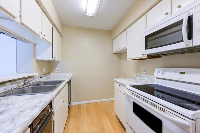 3055 Walnut Bend Lane 21, Houston, TX 77042