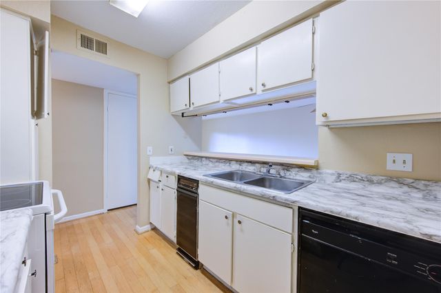 3055 Walnut Bend Lane 21, Houston, TX 77042