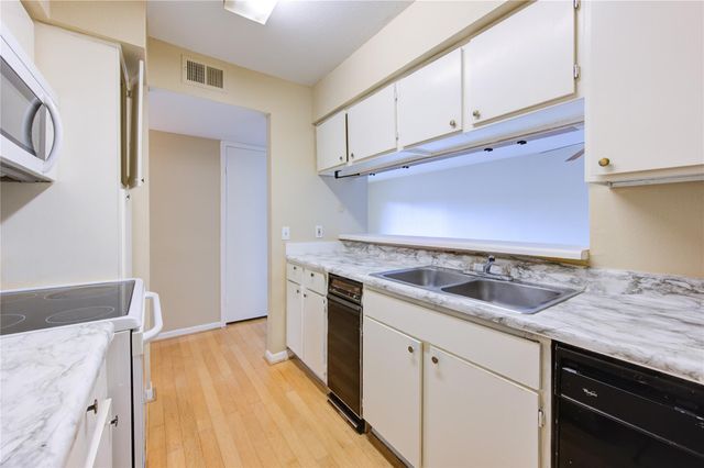 3055 Walnut Bend Lane 21, Houston, TX 77042