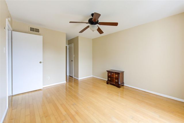 3055 Walnut Bend Lane 21, Houston, TX 77042