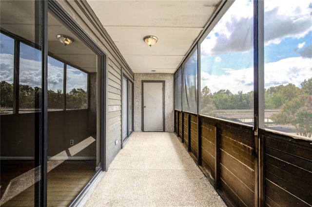 3055 Walnut Bend Lane 21, Houston, TX 77042