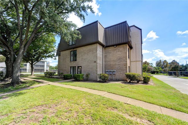 3055 Walnut Bend Lane 21, Houston, TX 77042