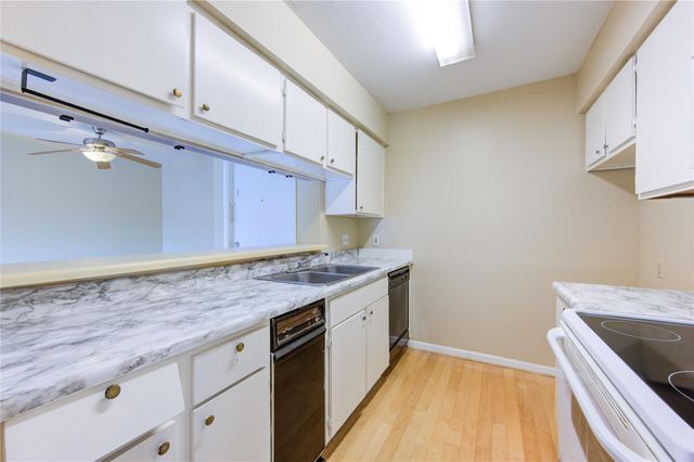 3055 Walnut Bend Lane 21, Houston, TX 77042