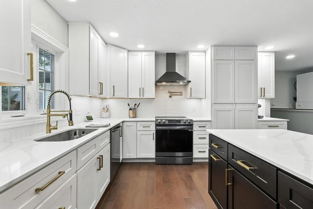 26 Briarwood Lane, Bettendorf, IA 52722