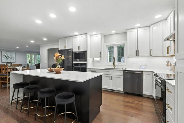 26 Briarwood Lane, Bettendorf, IA 52722