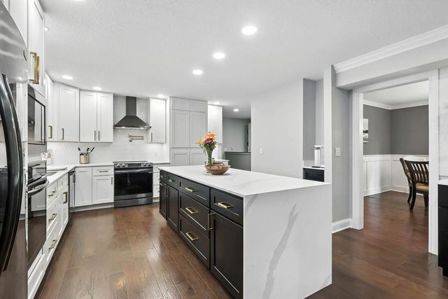 26 Briarwood Lane, Bettendorf, IA 52722