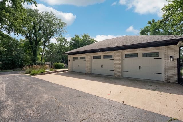 26 Briarwood Lane, Bettendorf, IA 52722