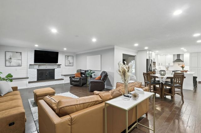 26 Briarwood Lane, Bettendorf, IA 52722