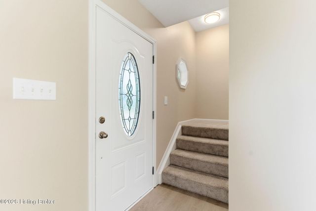 6101 Maravian Dr, Louisville, KY 40258