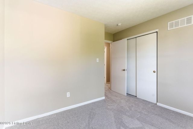 6101 Maravian Dr, Louisville, KY 40258