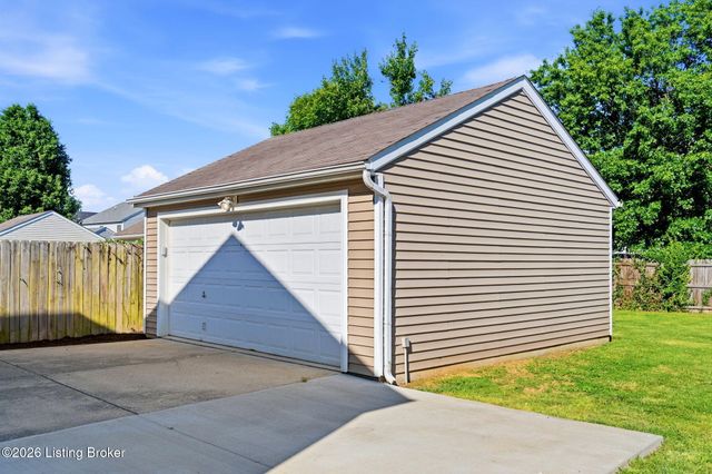 6101 Maravian Dr, Louisville, KY 40258