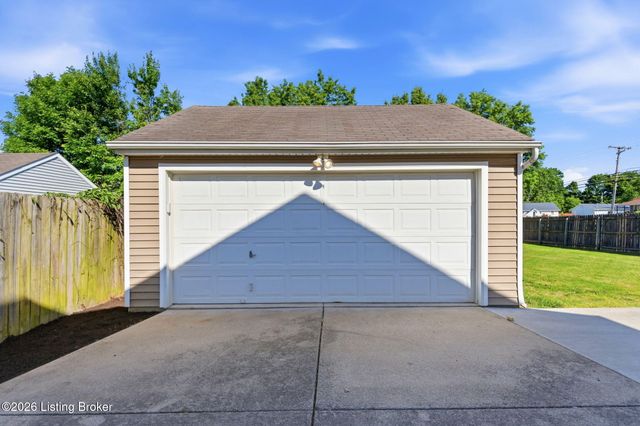 6101 Maravian Dr, Louisville, KY 40258