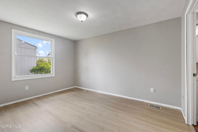 2412 Bedford Lane, Northwood, OH 43619