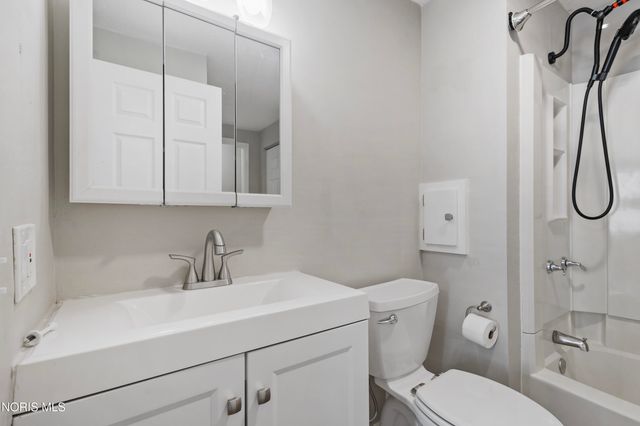 2412 Bedford Lane, Northwood, OH 43619