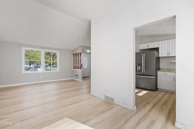 2412 Bedford Lane, Northwood, OH 43619
