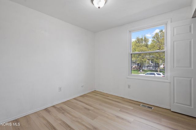 2412 Bedford Lane, Northwood, OH 43619